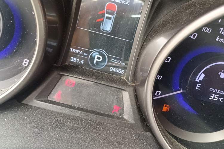 Used CHANGAN CS75 2016 1.8T Automatic Elite Model China IV Standard Odometer Close Up