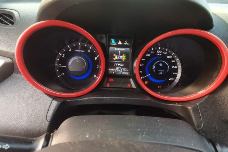 Used CHANGAN CS75 2016 2.0L Manual Leading Version China IV Standard Odometer Close Up