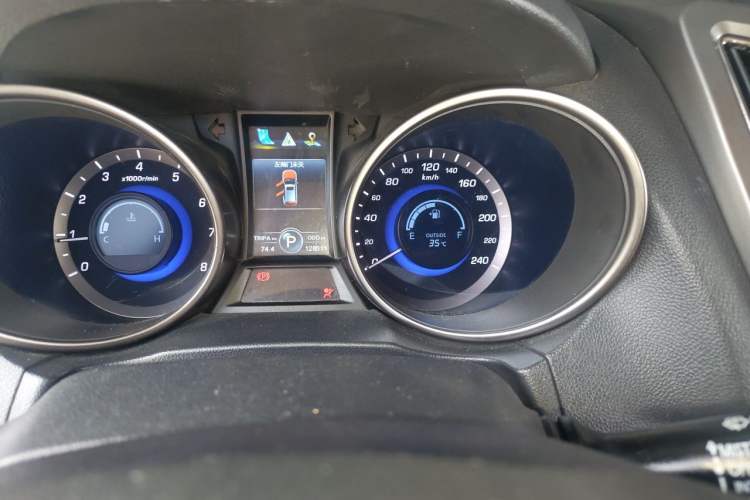 Used CHANGAN CS75 2016 1.8T Automatic Elite Model China V Standard Odometer Close Up