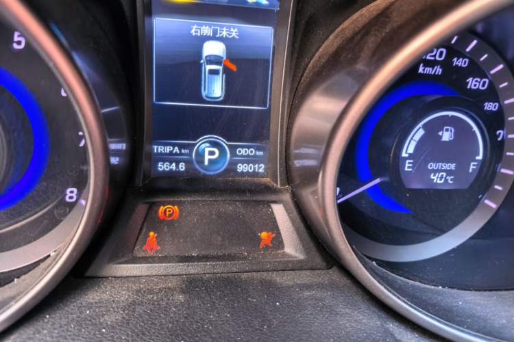 Used CHANGAN CS75 2016 1.8T Automatic Elite Model China V Standard Odometer Close Up
