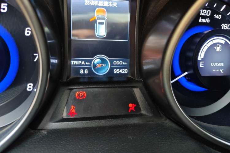 Used CHANGAN CS75 2016 1.5T Manual FENGSHANG Model Odometer Close Up