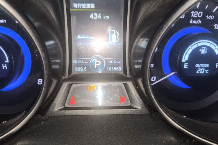 Used CHANGAN CS75 2016 1.8T Automatic Elite Model China V Standard Odometer Close Up