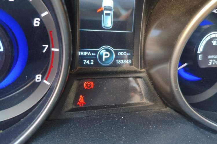 Used CHANGAN CS75 2016 1.8T Automatic Elite Model China V Standard Odometer Close Up