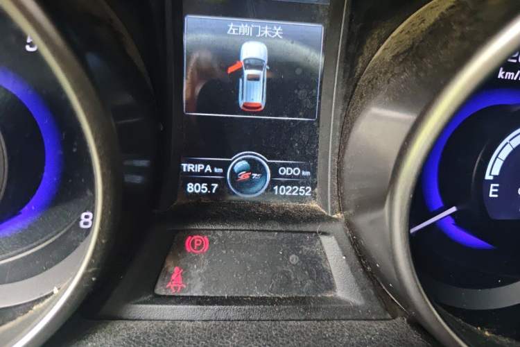 Used CHANGAN CS75 2016 1.5T Manual FENGSHANG Model Odometer Close Up