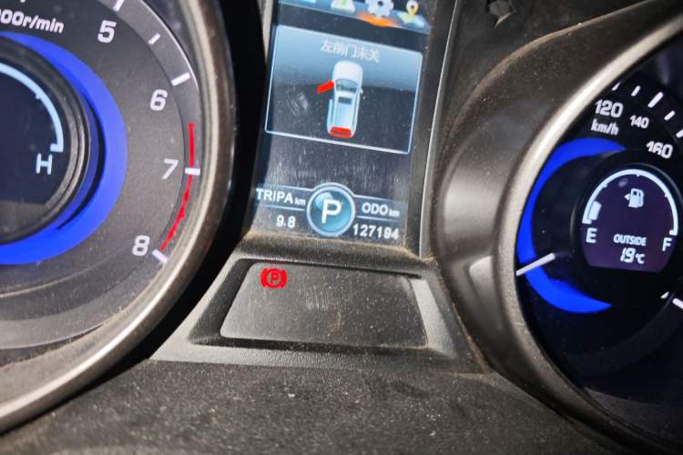 Used CHANGAN CS75 2016 1.8T Automatic Prestige Model China V Standard Odometer Close Up