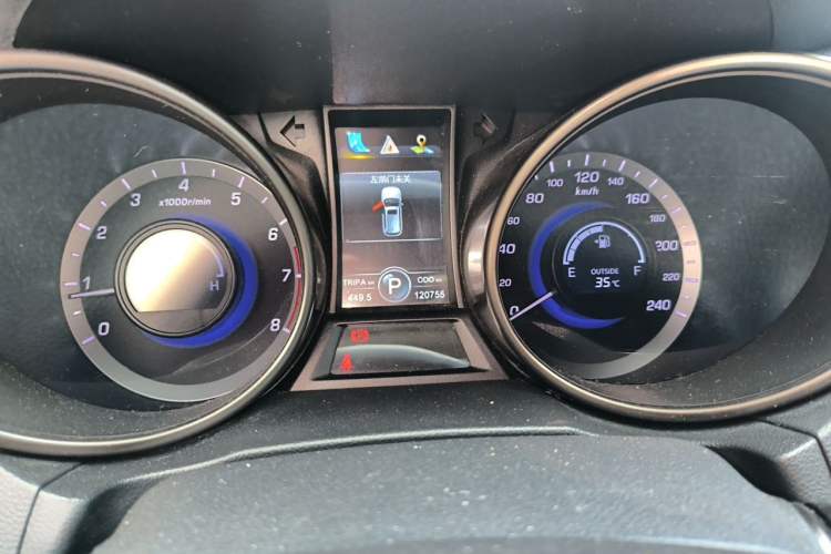 Used CHANGAN CS75 2016 1.8T Automatic Elite Model China V Standard Odometer Close Up