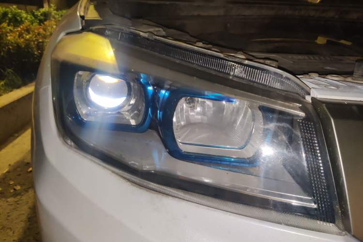 Used CHANGAN CS75 2016 2.0L Manual Luxury Version China V Standard Right Front Headlight