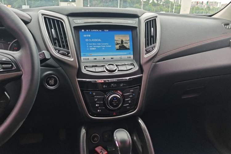 Used CHANGAN CS75 2017 Shangkui Edition 1.5T Automatic Fengxiang Model Audio And AC Panel