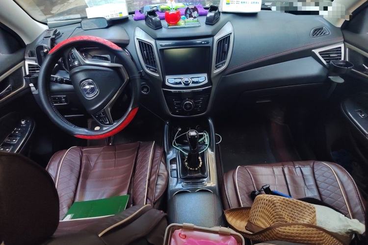 Used CHANGAN CS75 2017 Shangkui Edition 1.5T Manual Fengxiang Model Center Console