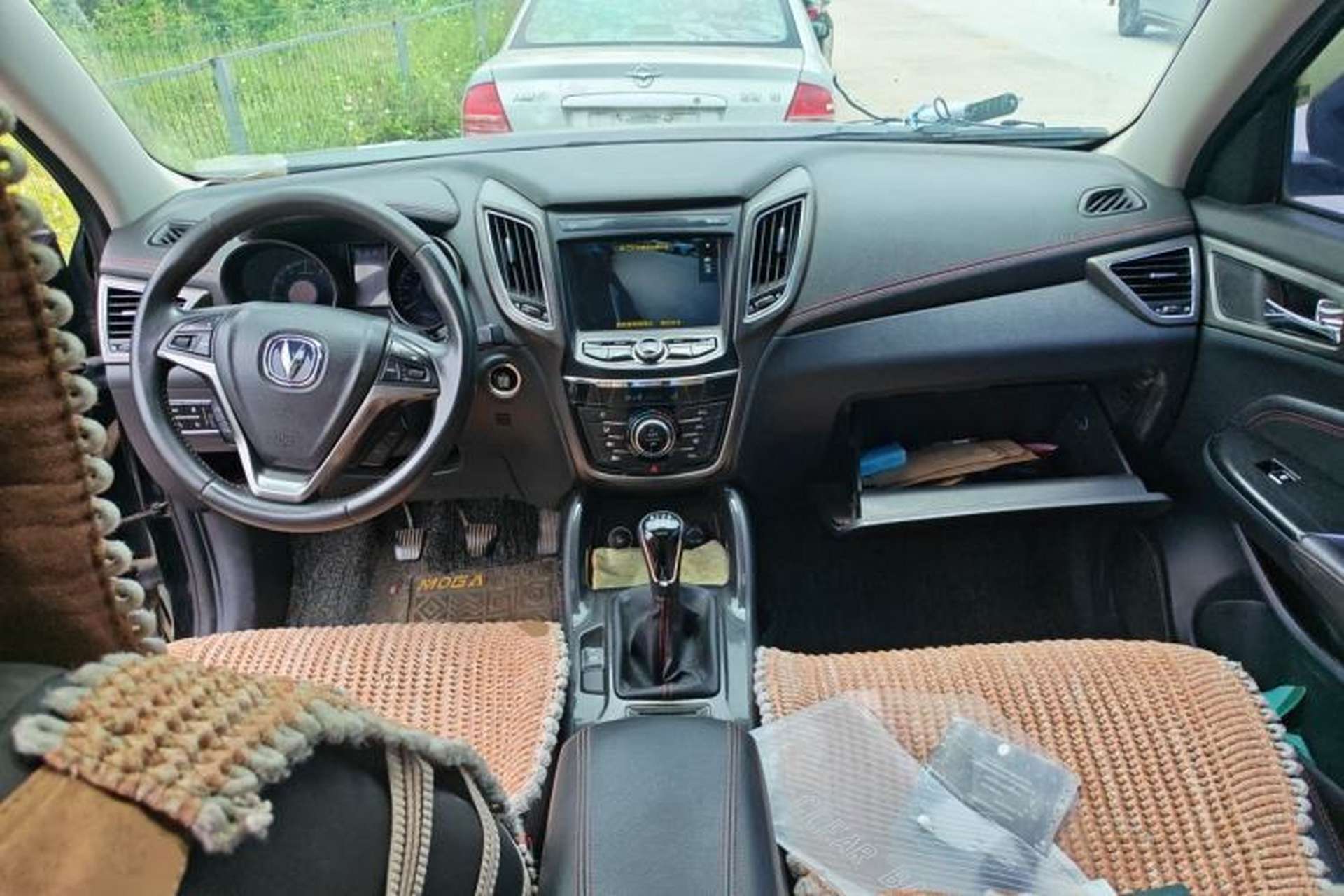 Used CHANGAN CS75 2017 Shangkui Edition 1.5T Manual Fengxiang Model Center Console