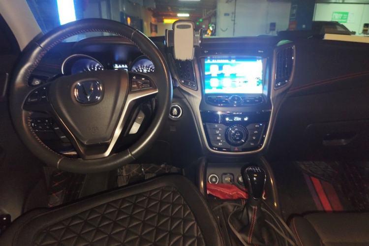 Used CHANGAN CS75 2017 Shangkui Edition 1.5T Manual Fengxiang Model Center Console
