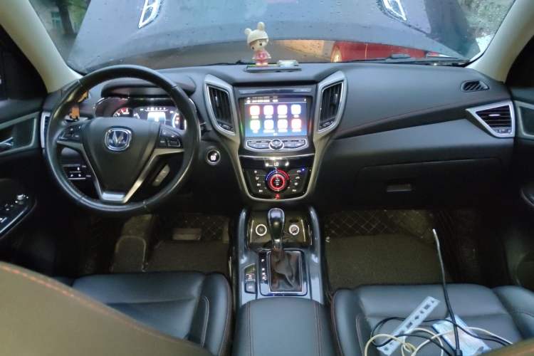 Used CHANGAN CS75 2017 Shangkui Edition 1.5T Automatic Fengxiang Model Center Console