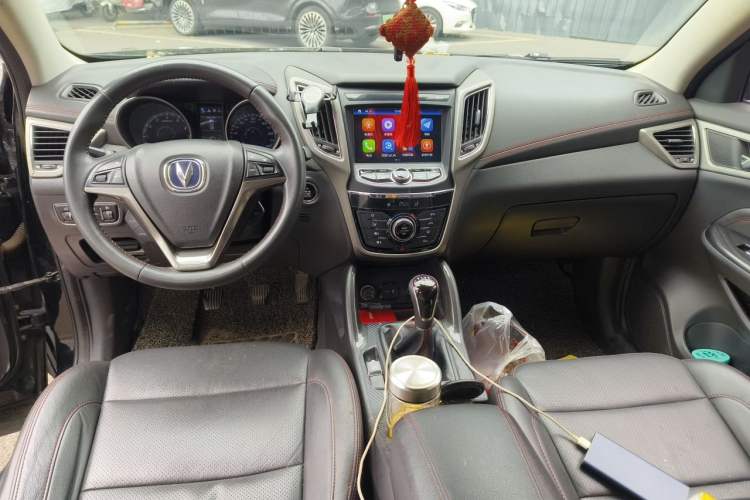 Used CHANGAN CS75 2017 Shangkui Edition 1.5T Manual Fengxiang Model Center Console