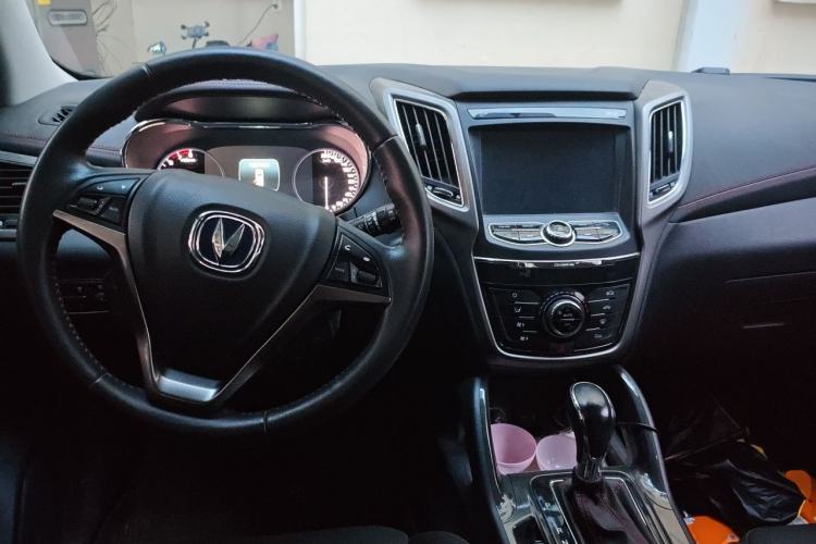 Used CHANGAN CS75 2017 Shangkui Edition 1.5T Automatic Fengxiang Model Center Console