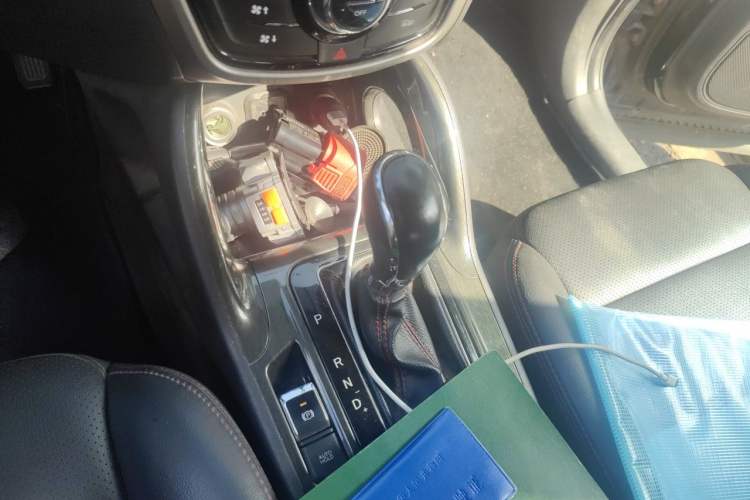 Used CHANGAN CS75 2017 Shangkui Edition 1.5T Automatic Fengxiang Model Gear Lever