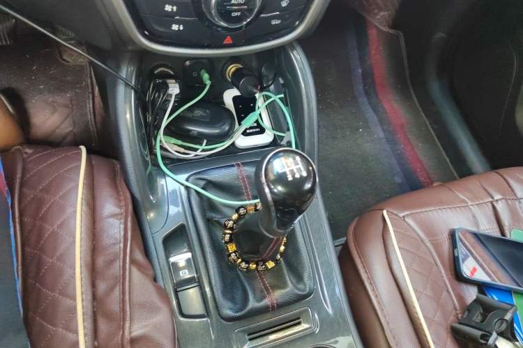 Used CHANGAN CS75 2017 Shangkui Edition 1.5T Manual Fengxiang Model Gear Lever