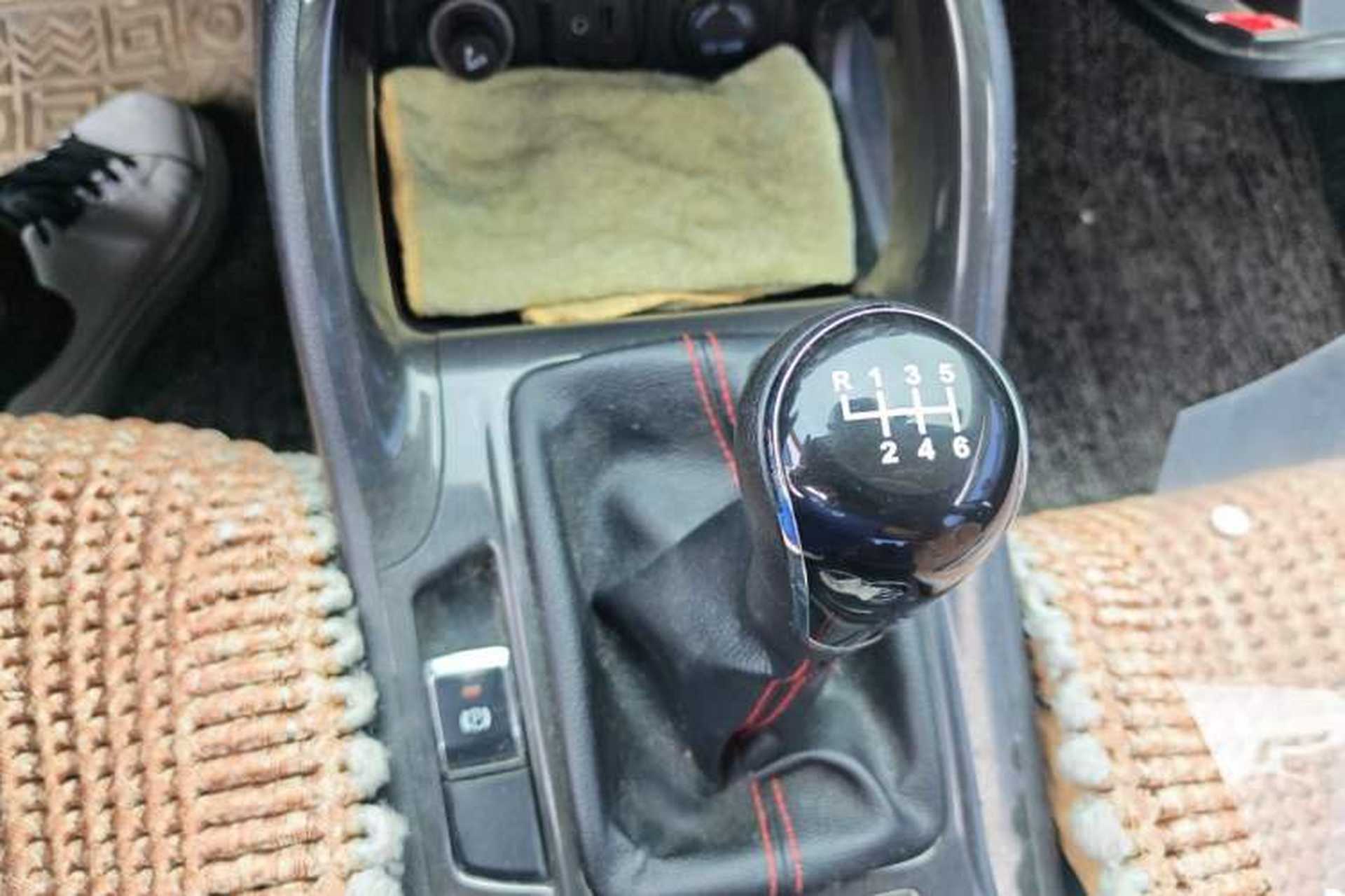 Used CHANGAN CS75 2017 Shangkui Edition 1.5T Manual Fengxiang Model Gear Lever