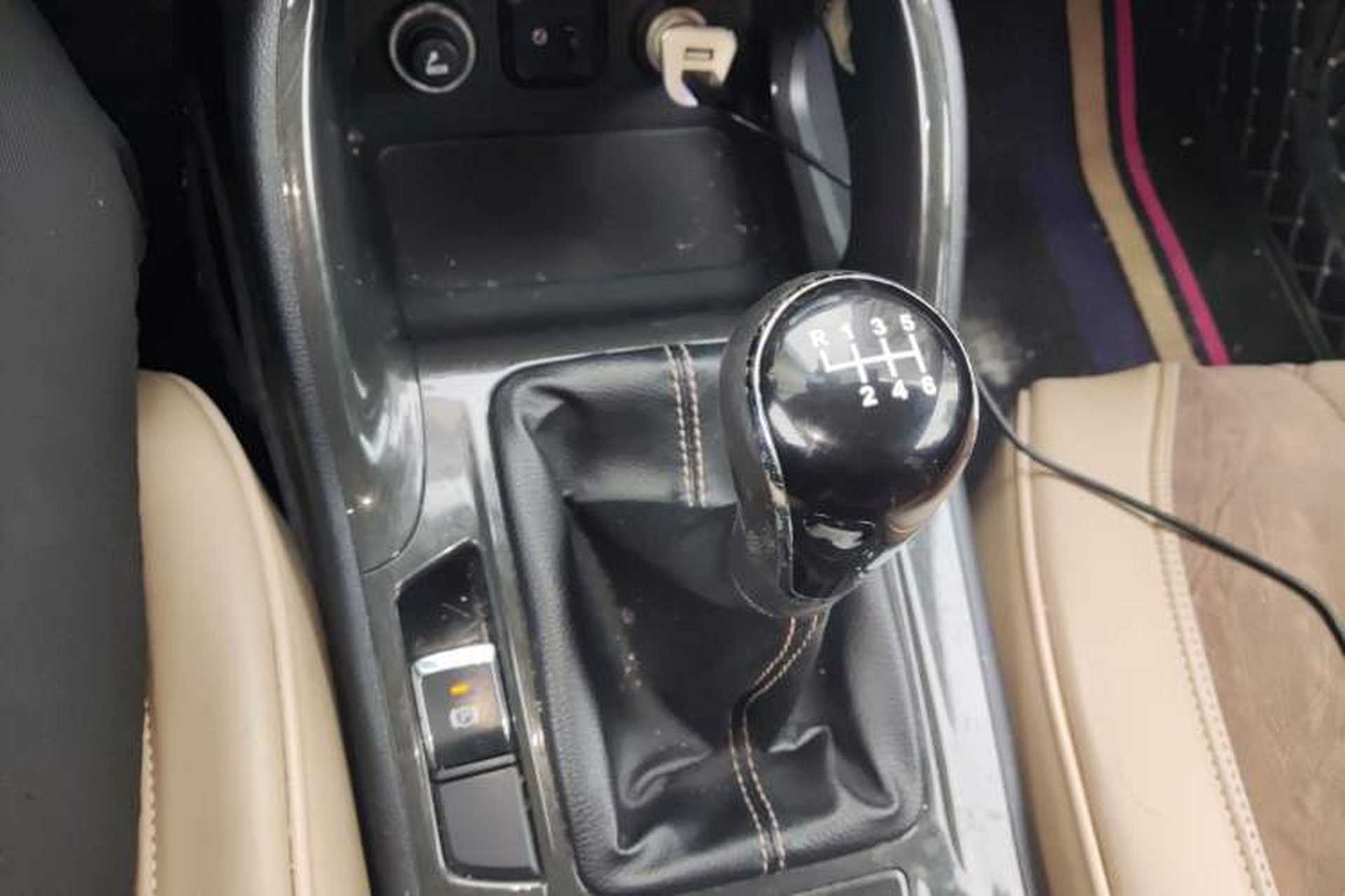 Used CHANGAN CS75 2017 Shangku Edition 1.5T Manual ZhiXiang Model Gear Lever
