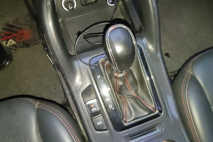 Used CHANGAN CS75 2017 Shangkui Edition 1.5T Automatic Fengxiang Model Gear Lever