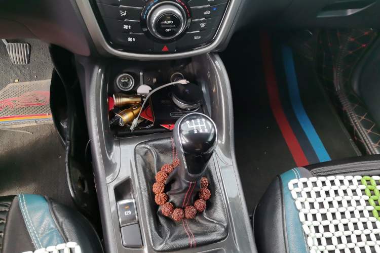 Used CHANGAN CS75 2017 Shangku Edition 1.5T Manual ZhiXiang Model Gear Lever