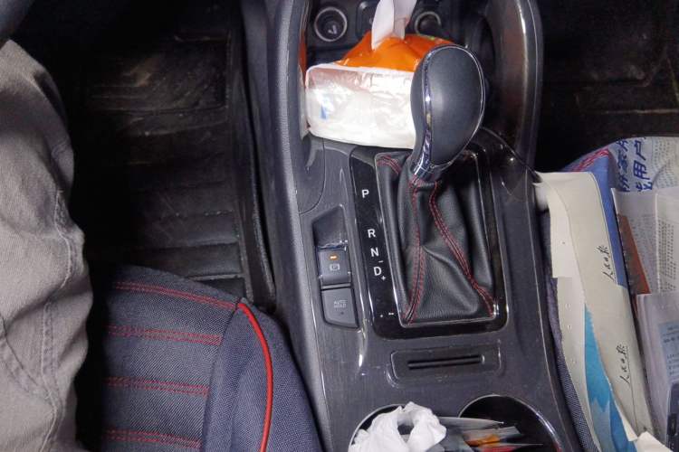 Used CHANGAN CS75 2017 Shangkui Edition 1.5T Automatic Fengxiang Model Gear Lever