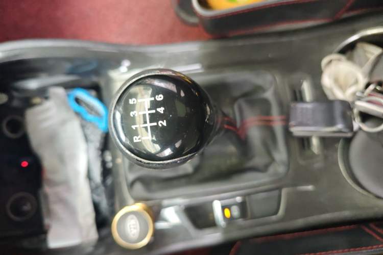 Used CHANGAN CS75 2017 Shangku Edition 1.5T Manual ZhiXiang Model Gear Lever