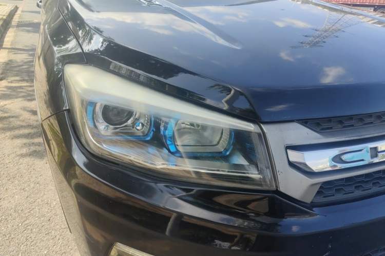 Used CHANGAN CS75 2017 Shangkui Edition 1.5T Automatic Fengxiang Model Right Front Headlight