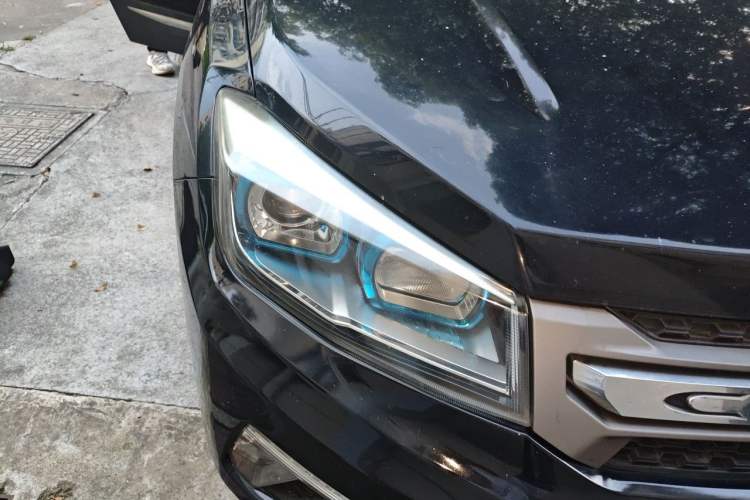Used CHANGAN CS75 2017 Shangkui Edition 1.5T Automatic Fengxiang Model Right Front Headlight