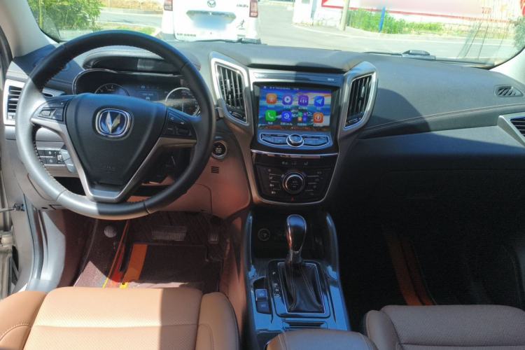 Used CHANGAN CS75 2017 Shangkui Edition 1.5T Automatic Fengxiang Model Center Console