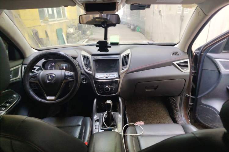 Used CHANGAN CS75 2017 Shangkui Edition 1.5T Manual Fengxiang Model Center Console