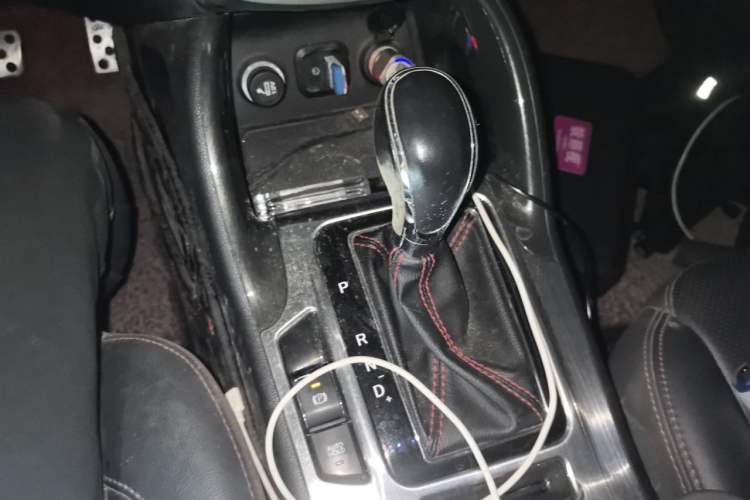 Used CHANGAN CS75 2017 Shangkui Edition 1.5T Automatic Fengxiang Model Gear Lever