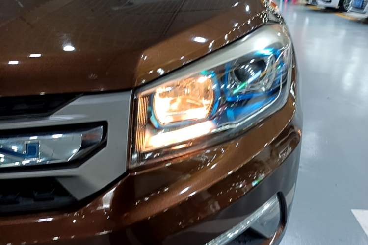 Used CHANGAN CS75 2017 Shangkui Edition 1.5T Automatic Fengxiang Model Left Front Headlight