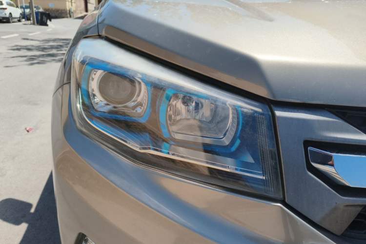 Used CHANGAN CS75 2017 Shangkui Edition 1.5T Automatic Fengxiang Model Right Front Headlight