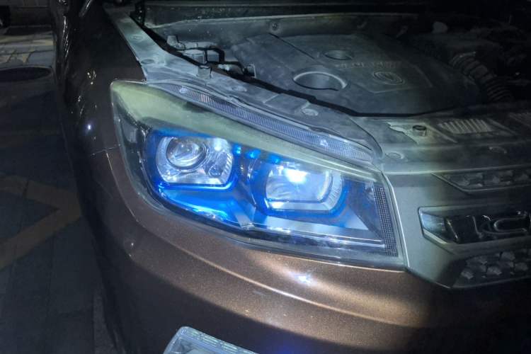 Used CHANGAN CS75 2017 Shangkui Edition 1.5T Automatic Fengxiang Model Right Front Headlight