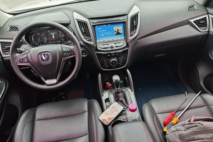 Used CHANGAN CS75 2017 Shangkui Edition 1.5T Automatic Fengxiang Model Center Console