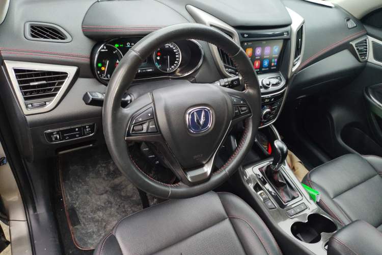 Used CHANGAN CS75 2017 Shangkui Edition 1.5T Automatic Fengyu Model Center Console