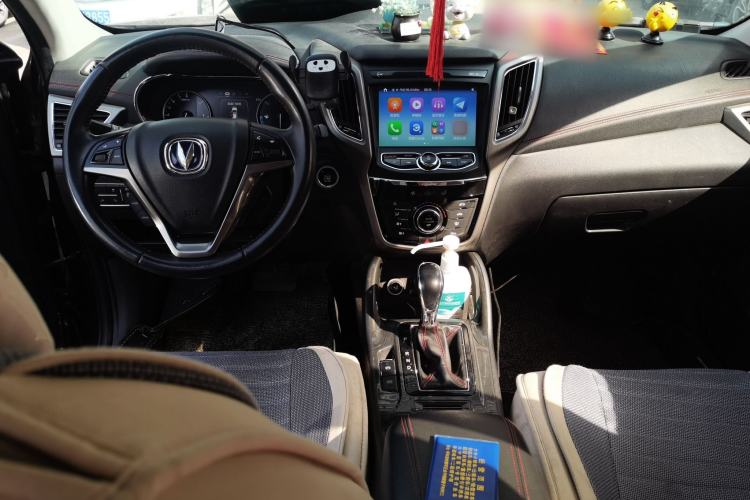 Used CHANGAN CS75 2017 Shangkui Edition 1.5T Automatic Fengxiang Model Center Console