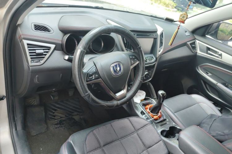 Used CHANGAN CS75 2017 Shangkui Edition 1.5T Manual Fengxiang Model Center Console