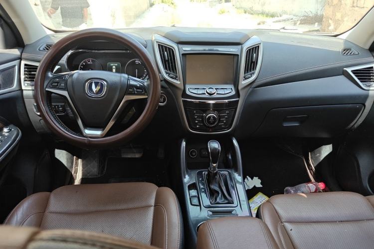 Used CHANGAN CS75 2017 Shangkui Edition 1.5T Automatic Fengxiang Model Center Console