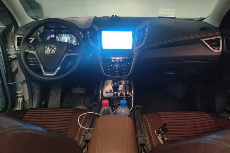 Used CHANGAN CS75 2017 Shangkui Edition 1.5T Automatic Fengxiang Model Center Console