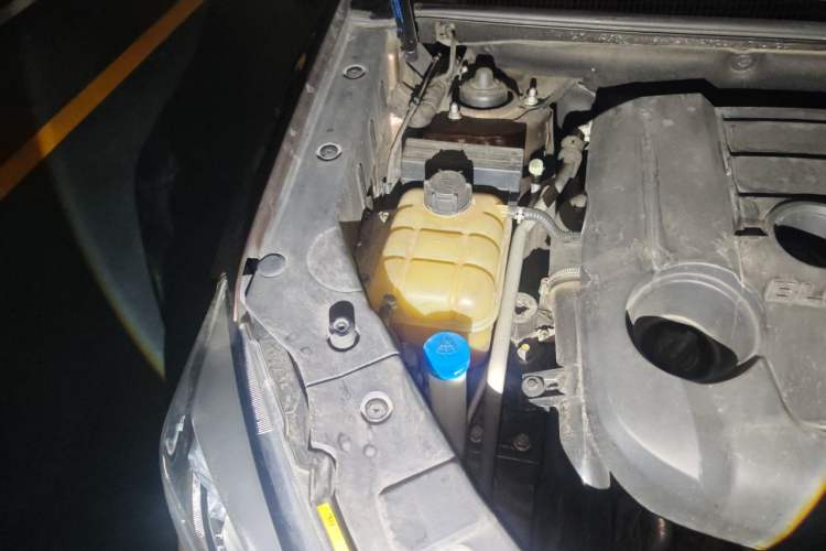 Used CHANGAN CS75 2017 Shangkui Edition 1.5T Automatic Sharp Model Engine Bay Right
