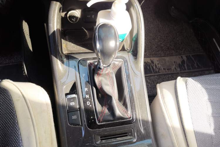 Used CHANGAN CS75 2017 Shangkui Edition 1.5T Automatic Fengxiang Model Gear Lever
