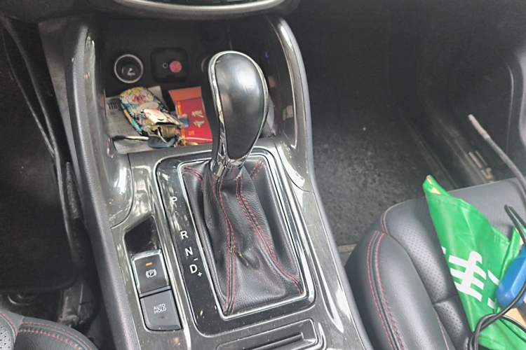Used CHANGAN CS75 2017 Shangkui Edition 1.5T Automatic Fengxiang Model Gear Lever