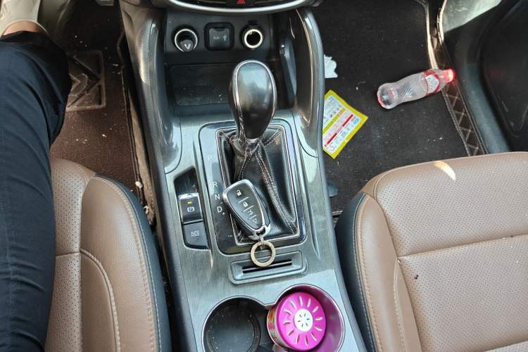 Used CHANGAN CS75 2017 Shangkui Edition 1.5T Automatic Fengxiang Model Gear Lever