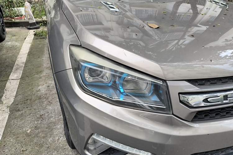 Used CHANGAN CS75 2017 Shangkui Edition 1.5T Automatic Fengxiang Model Right Front Headlight