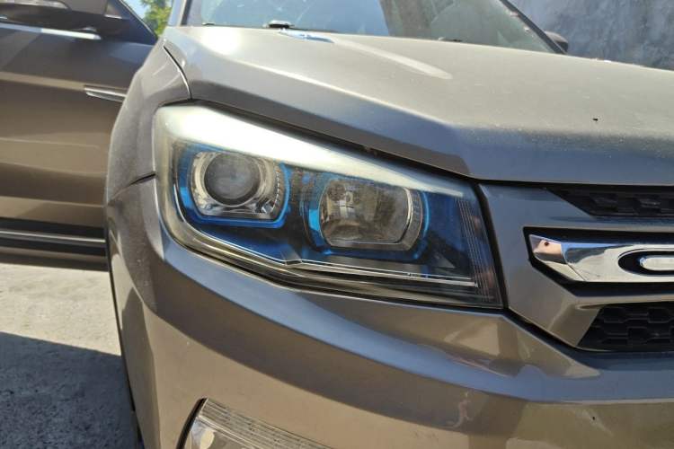 Used CHANGAN CS75 2017 Shangkui Edition 1.5T Automatic Fengxiang Model Right Front Headlight