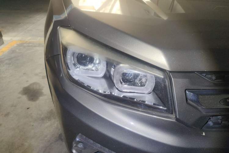 Used CHANGAN CS75 2017 Shangkui Edition 1.5T Automatic Fengxiang Model Right Front Headlight