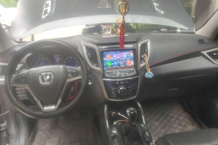 Used CHANGAN CS75 2017 Shangkui Edition 1.5T Manual Fengxiang Model Center Console