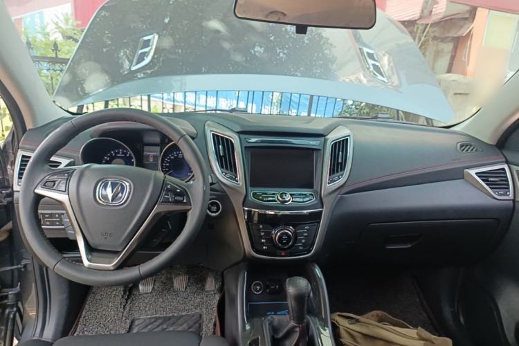 Used CHANGAN CS75 2017 Shangkui Edition 1.5T Manual Fengxiang Model Center Console