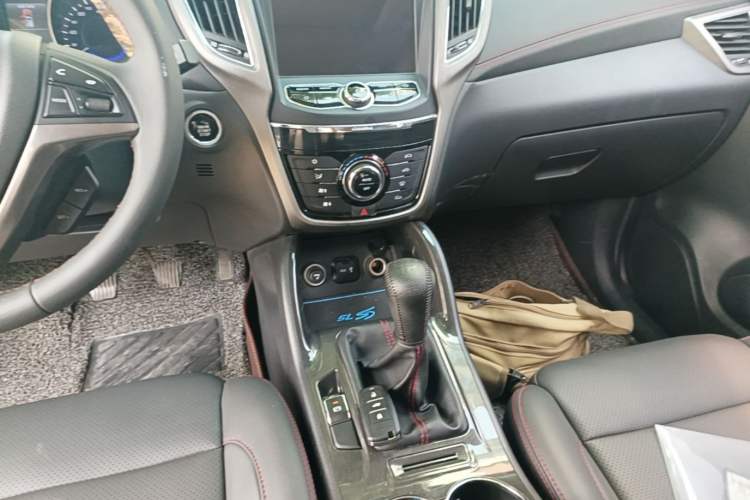 Used CHANGAN CS75 2017 Shangkui Edition 1.5T Manual Fengxiang Model Gear Lever